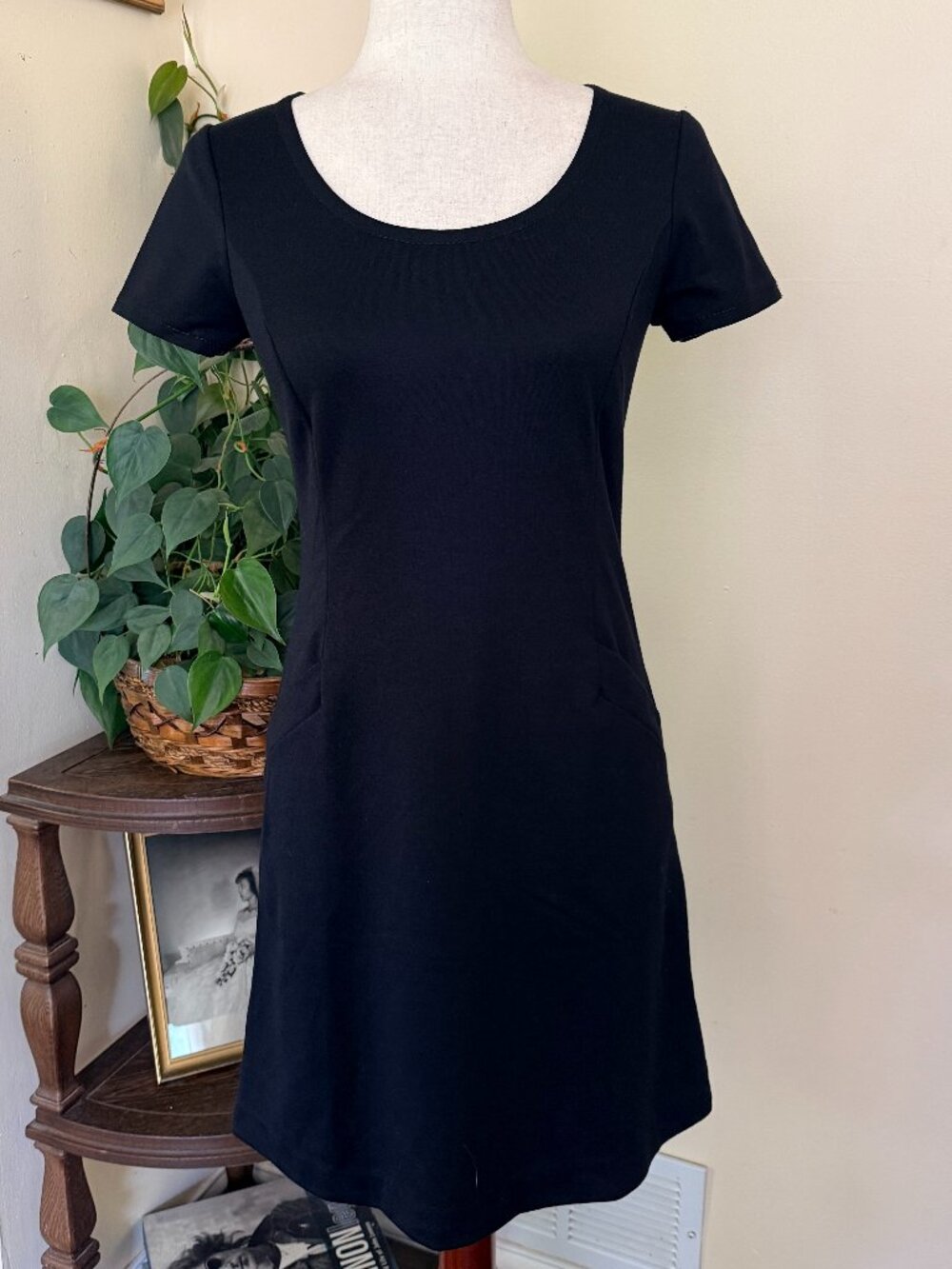 Ann Taylor Loft Black Sheath Dress NWOT Short Sleeve Front Pockets sz 0